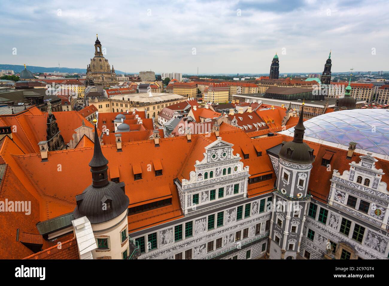 Dresden, Deutschland Dachterrassen und Kathedralen Skyline. Stockfoto