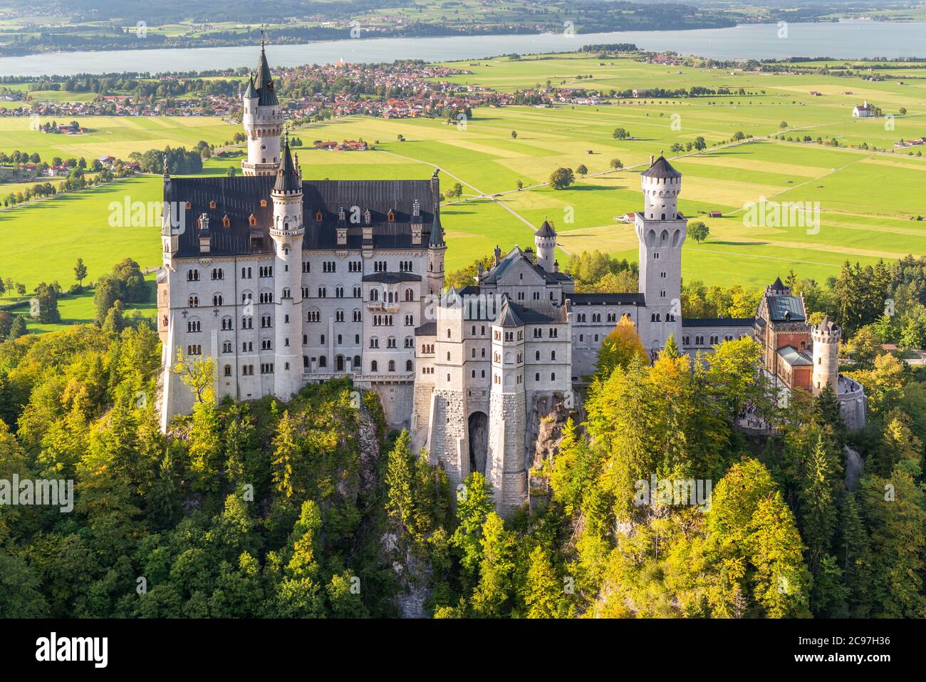 Schloss Neuschwanstein in den bayerischen Alpen von oben. Stockfoto