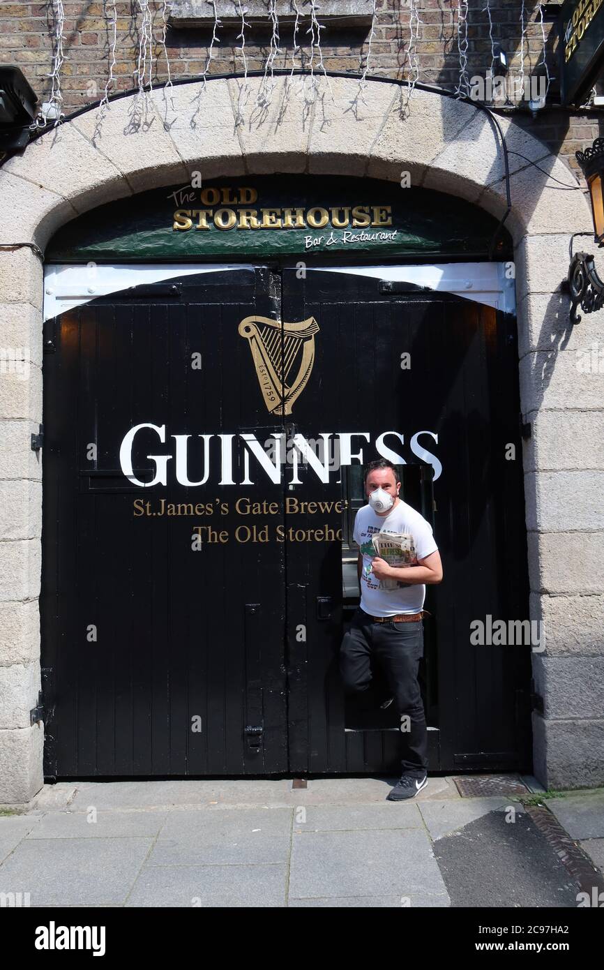 Man Leaves Pub, The Old Storehouse, wo man einen Drink bekommt, muss man 9 Euro für Essen ausgeben, wegen covid 19, Crown Alley, Temple Bar, Dublin, Irland Stockfoto