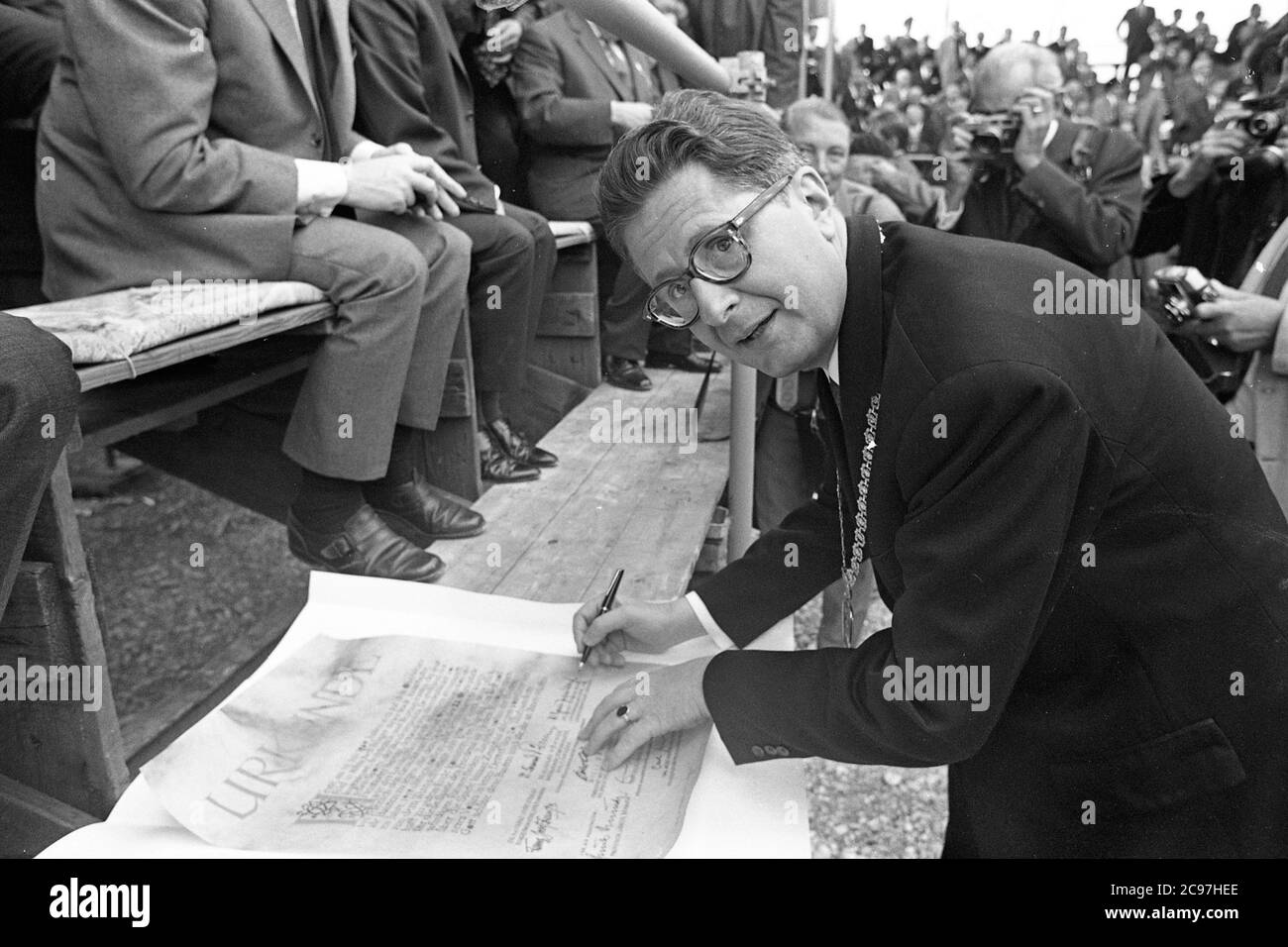 Hans-Jochen VOGEL, SPD, Politiker, Bürgermeister der Stadt München, unterschreibt die Urkunde anlässlich der Grundsteinlegung für das Olympiagelände in München, Vorbereitung auf die Olympischen Sommerspiele 1972 in München vom 26. August. - 11.09.1972, Spiele 72 des XX. Olympiade, weltweite Nutzung Stockfoto