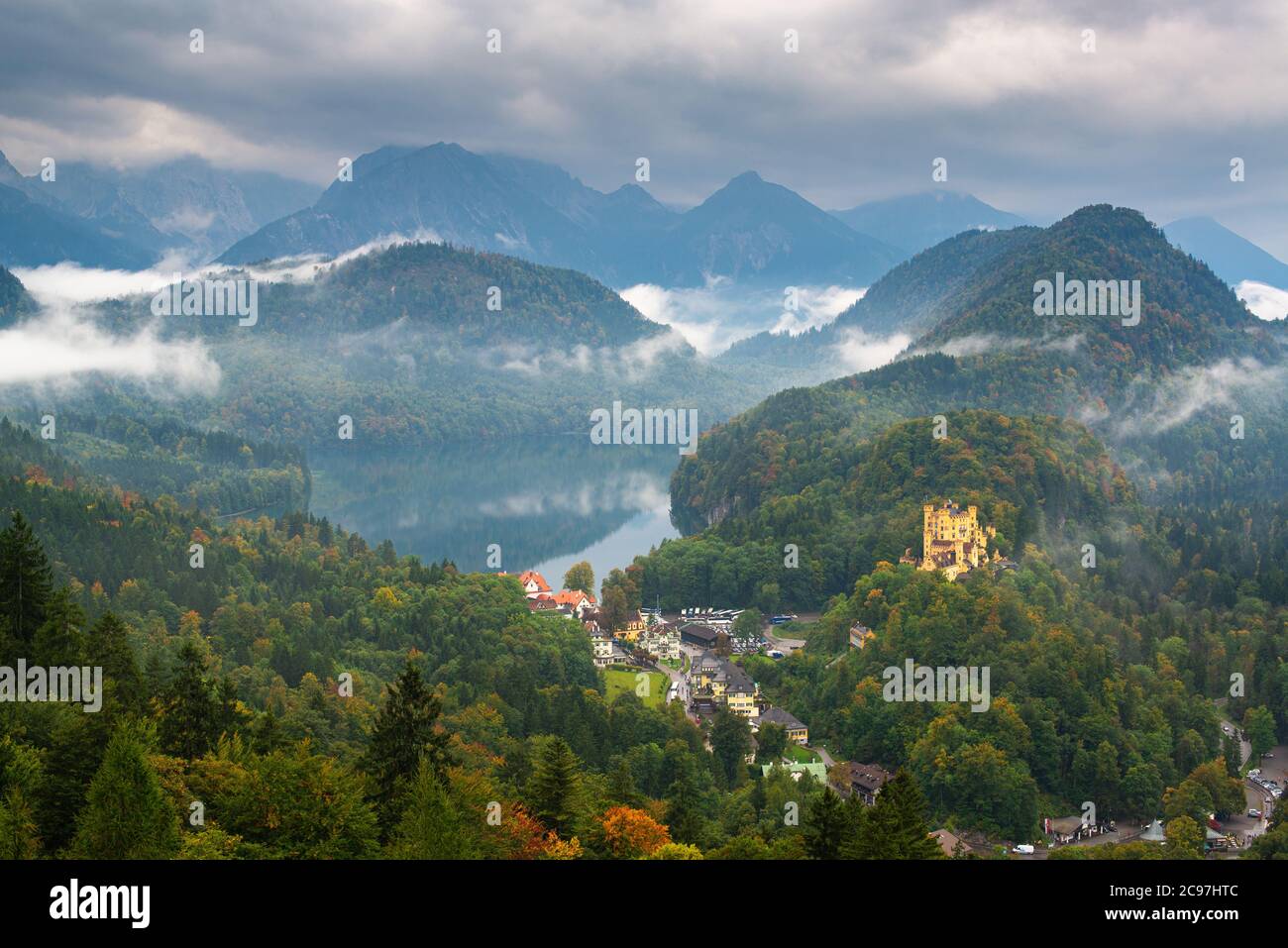 Hohenschwangau, Deutschland Landschaft mit der Burg und dem See Alspee mit einem rollenden Nebel. Stockfoto
