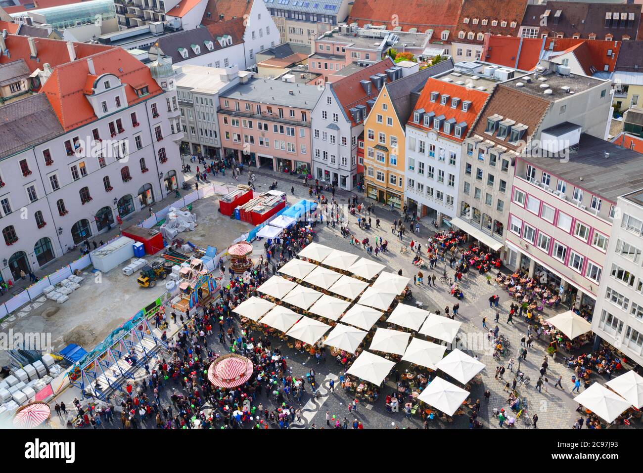 Augsburg, Deutschland Blick auf die Stadt auf dem Dach über dem Rathausplatz während eines Markts. Stockfoto