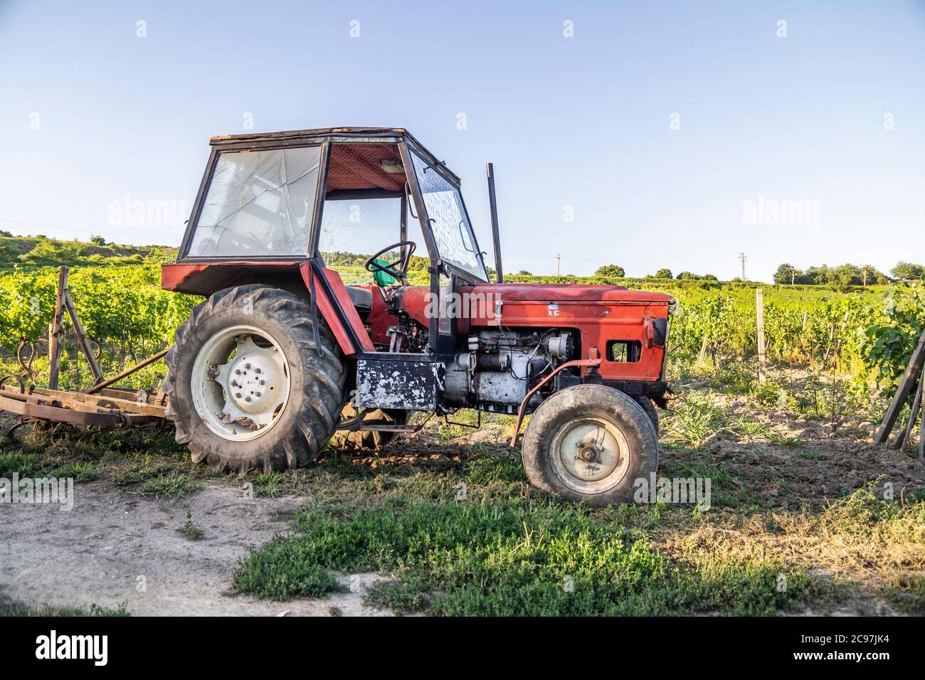 Traktor in Weinbergen am Sommertag mit blauem Himmel Stockfoto