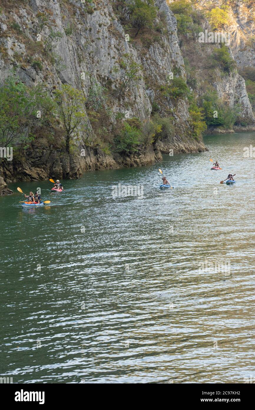 Schöner Blick auf den See am Matka Canyon bei Skopje, Nord-Mazedonien mit Kajakfahren Stockfoto