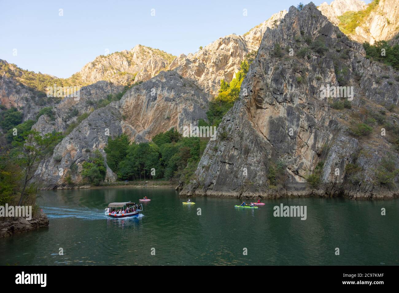 Schöner Blick auf den See am Matka Canyon bei Skopje, Nord-Mazedonien mit Kajakfahren Stockfoto