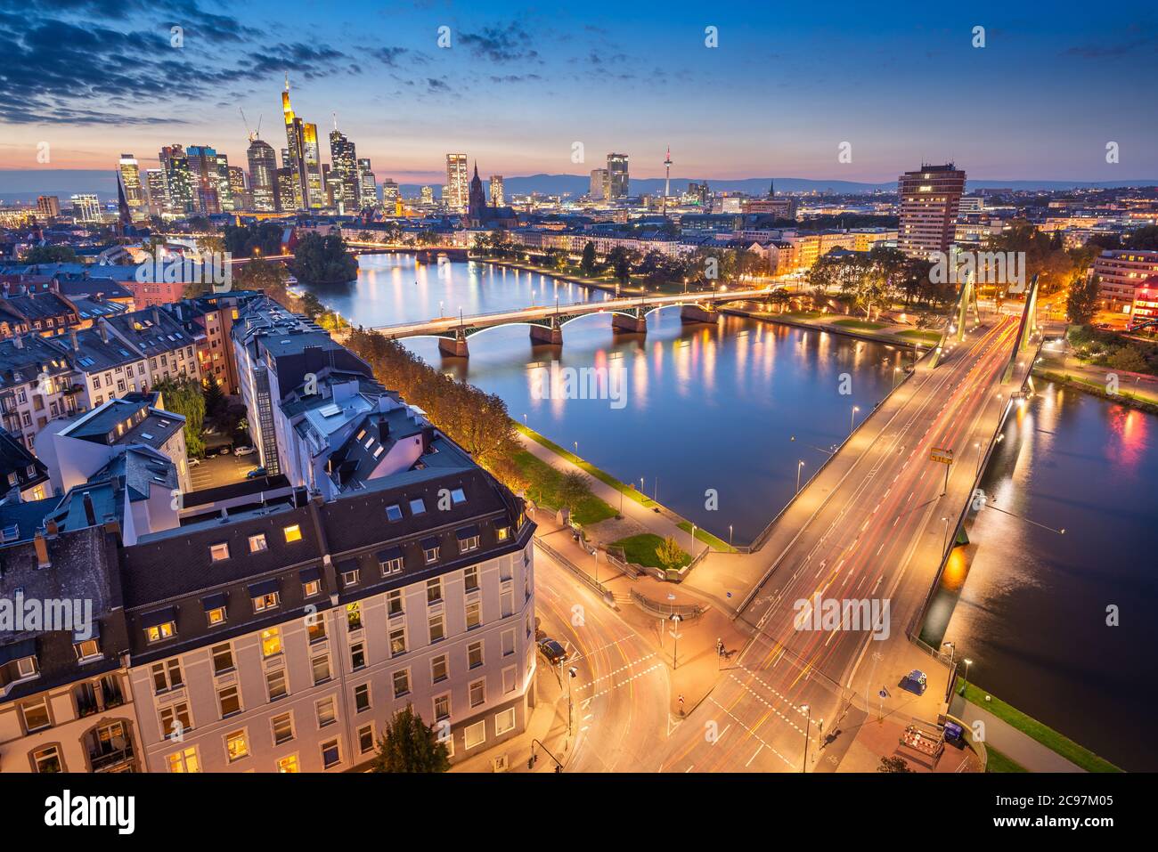 Frankfurt, Deutschland Skyline über dem Main in der Abenddämmerung. Stockfoto