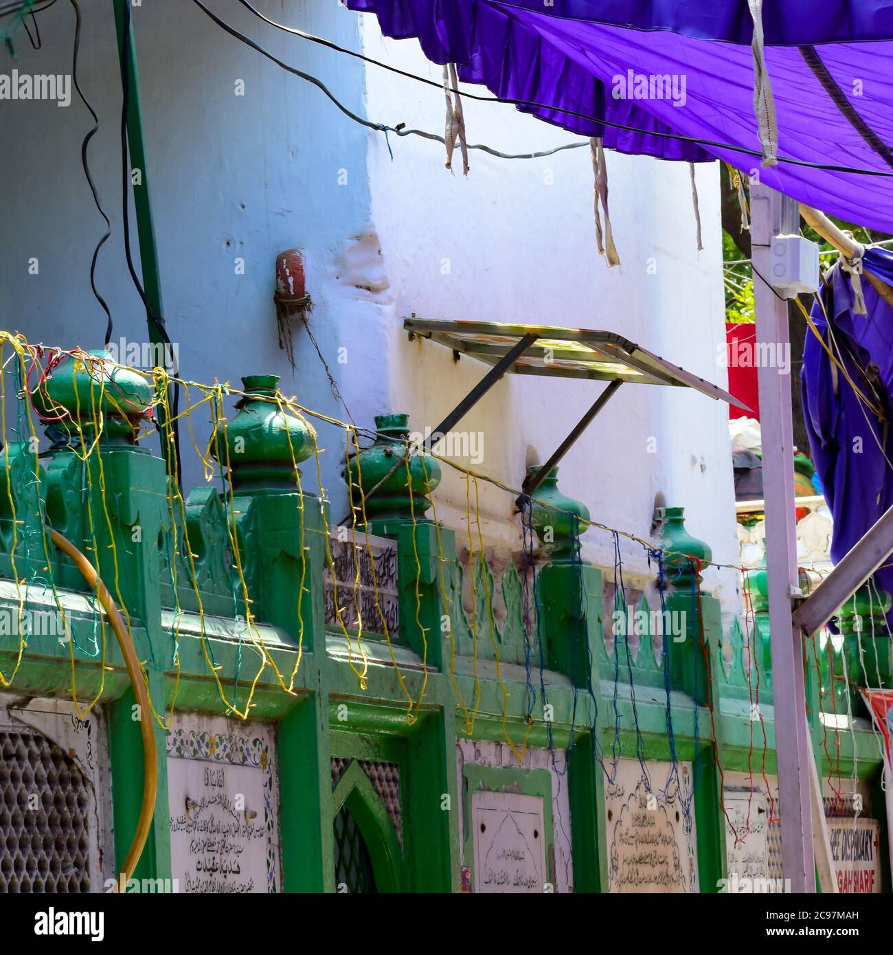 Innenansicht von Hazrat Nizamuddin Dargah während der Tageszeit in Delhi Indien, religiöse Darah von Nizamuddin in Delhi Stockfoto