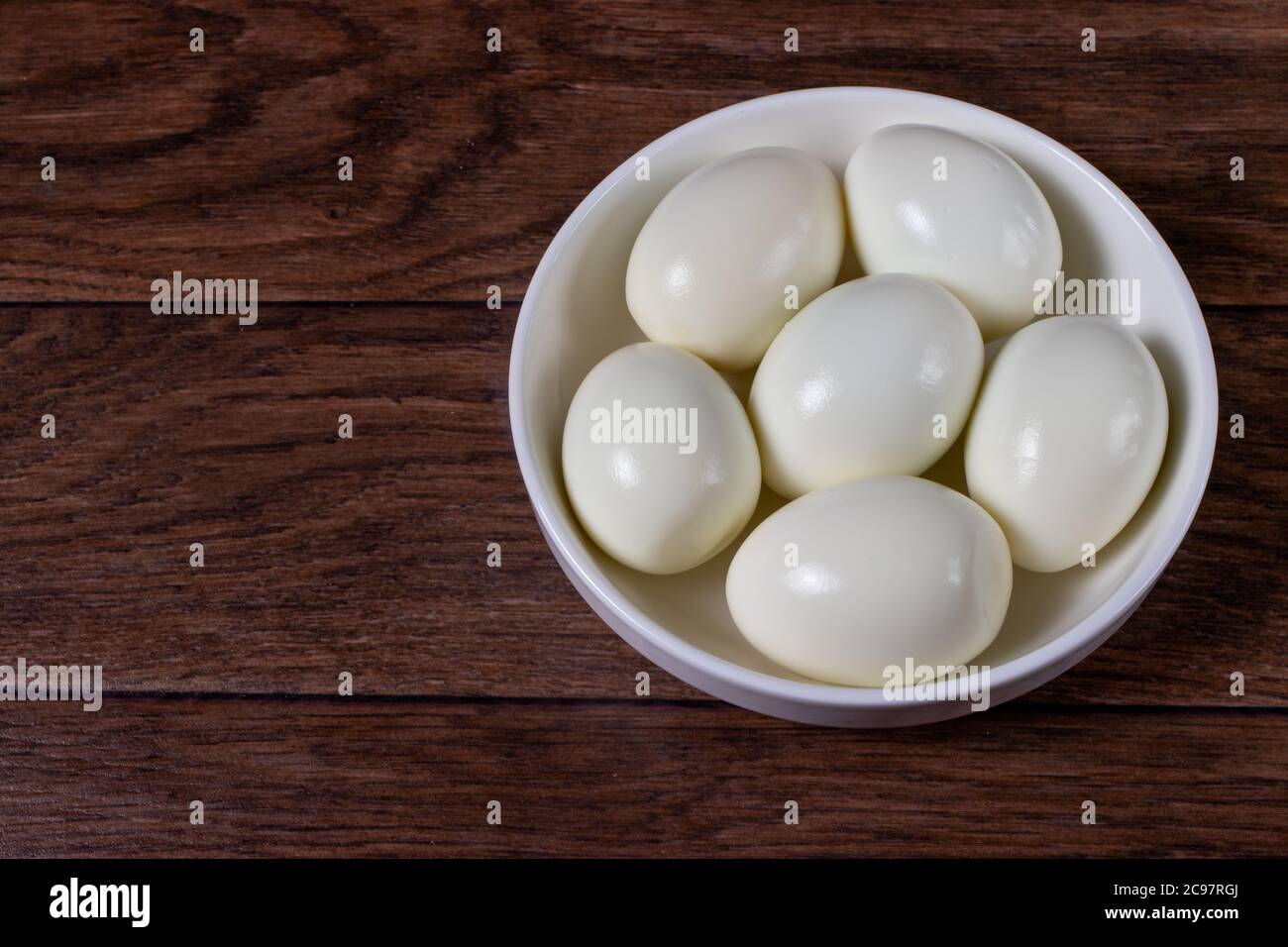 Gekochte geschälte Eier ohne Schale auf einem Hintergrund. Zutaten zum  Kochen Stockfotografie - Alamy
