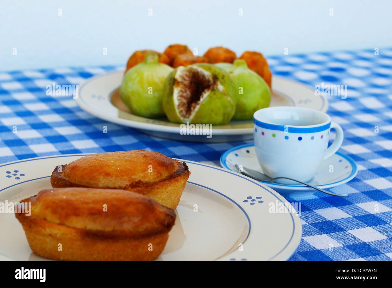 Frühstück im Salento, mit typischen Produkten der süditalienischen Tradition: Kaktusbirnen, Feigen und Pasticciotto mit Sahne auf Keramikplatten und w Stockfoto