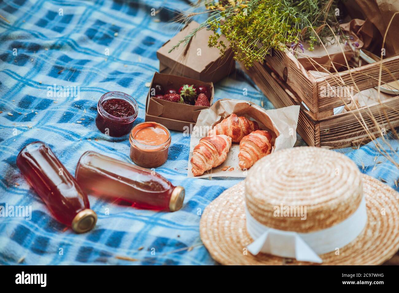 Picknick im Freien im französischen Stil. Selektiver Weichfokus Stockfoto
