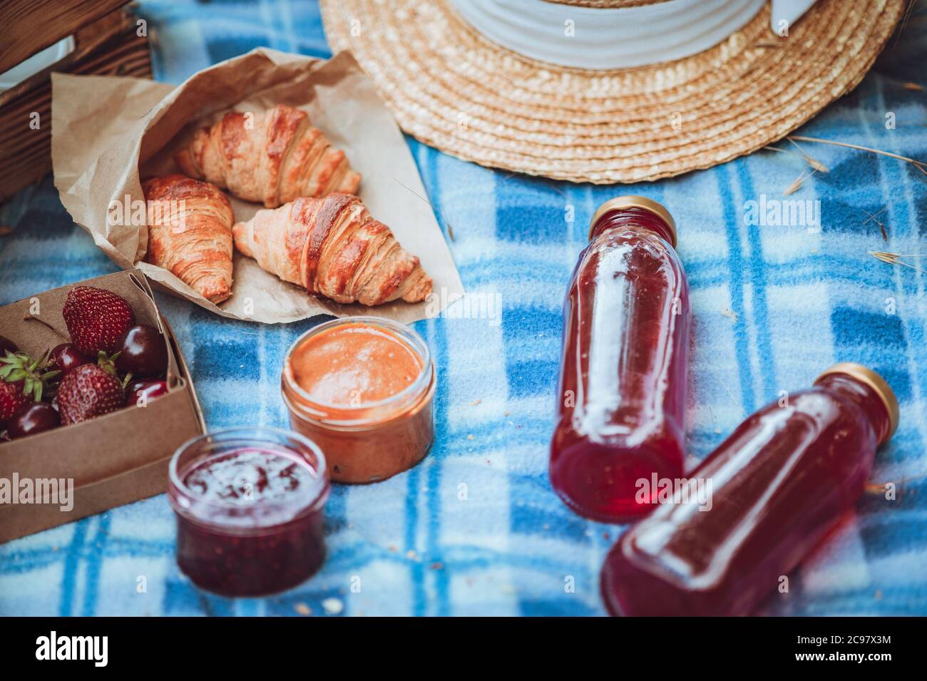 Picknick im Freien im französischen Stil. Selektiver Weichfokus Stockfoto