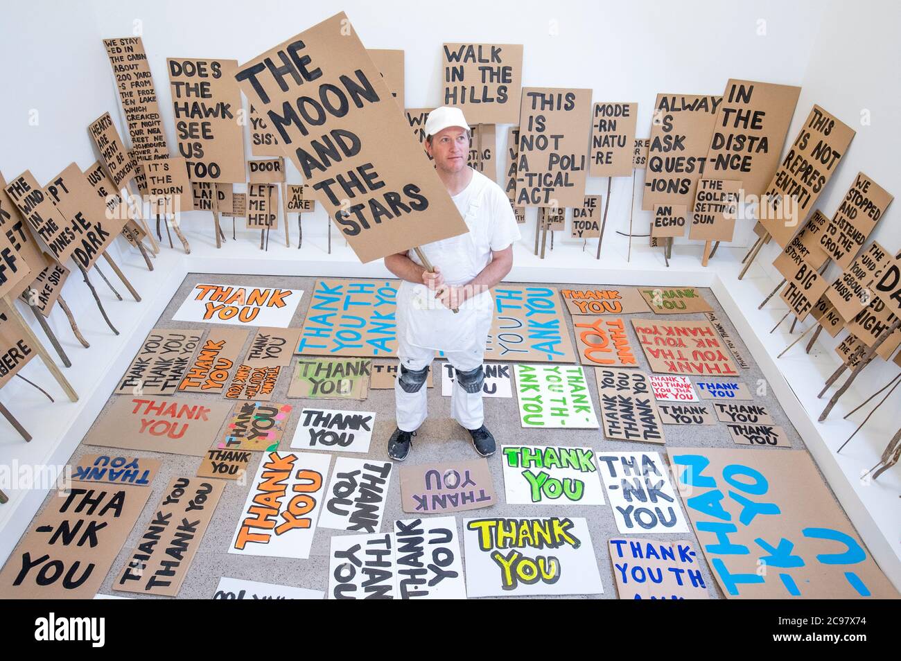 Künstler Peter Liversidge, der ein Sign Painting Studio betreibt, in dem Kunstwerke auf Bestellung zum Mitnehmen im Jupiter Artland, Edinburgh gemalt werden. Die Performance ist Teil von 'Happenings', einer Veranstaltungsreihe, die vom Werk des spätamerikanischen Avantgarde-Künstlers Allan Kaprow (1927-2006) inspiriert ist. Stockfoto