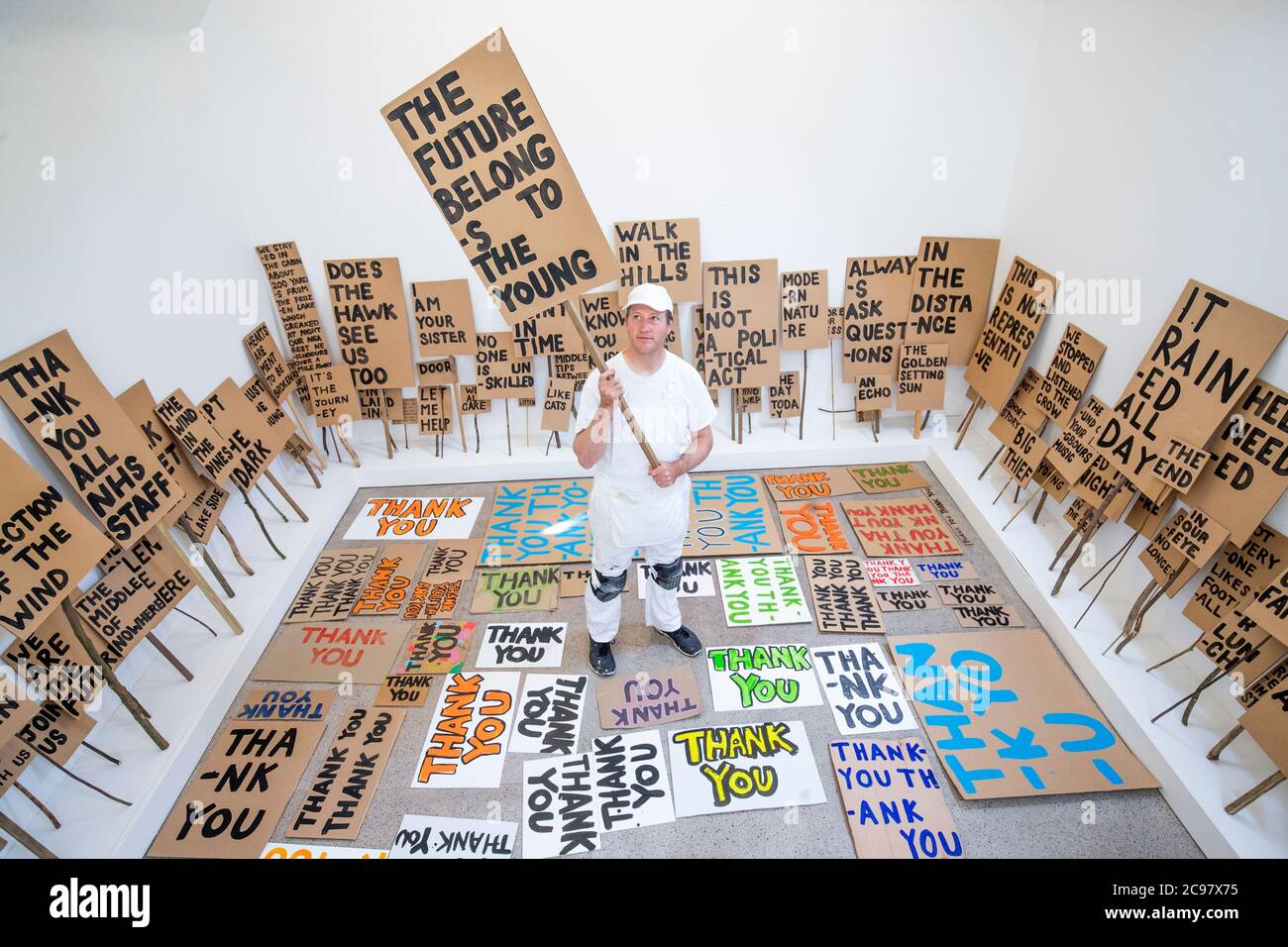 Künstler Peter Liversidge, der ein Sign Painting Studio betreibt, in dem Kunstwerke auf Bestellung zum Mitnehmen im Jupiter Artland, Edinburgh gemalt werden. Die Performance ist Teil von 'Happenings', einer Veranstaltungsreihe, die vom Werk des spätamerikanischen Avantgarde-Künstlers Allan Kaprow (1927-2006) inspiriert ist. Stockfoto