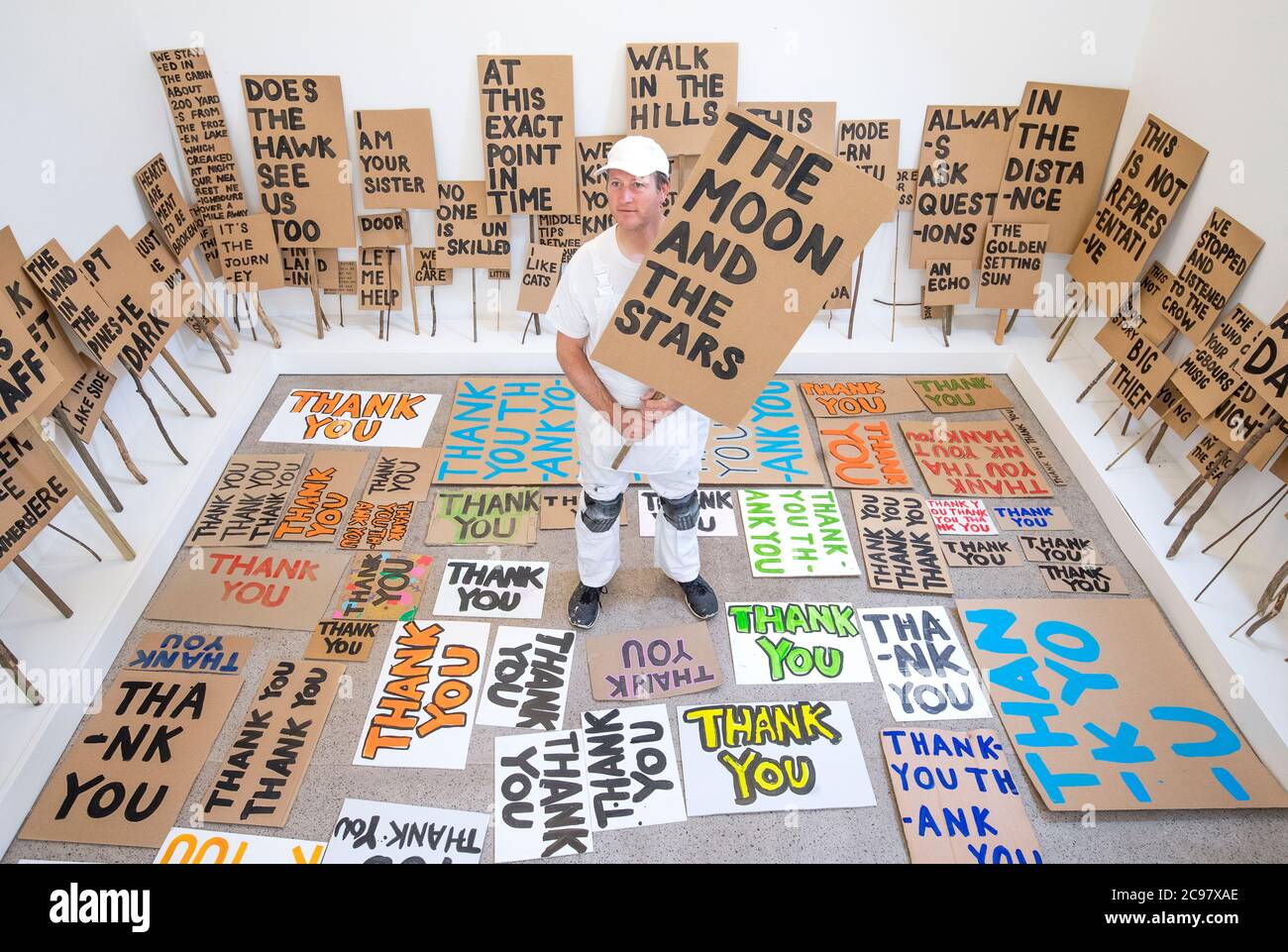 Künstler Peter Liversidge, der ein Sign Painting Studio betreibt, in dem Kunstwerke auf Bestellung zum Mitnehmen im Jupiter Artland, Edinburgh gemalt werden. Die Performance ist Teil von 'Happenings', einer Veranstaltungsreihe, die vom Werk des spätamerikanischen Avantgarde-Künstlers Allan Kaprow (1927-2006) inspiriert ist. Stockfoto