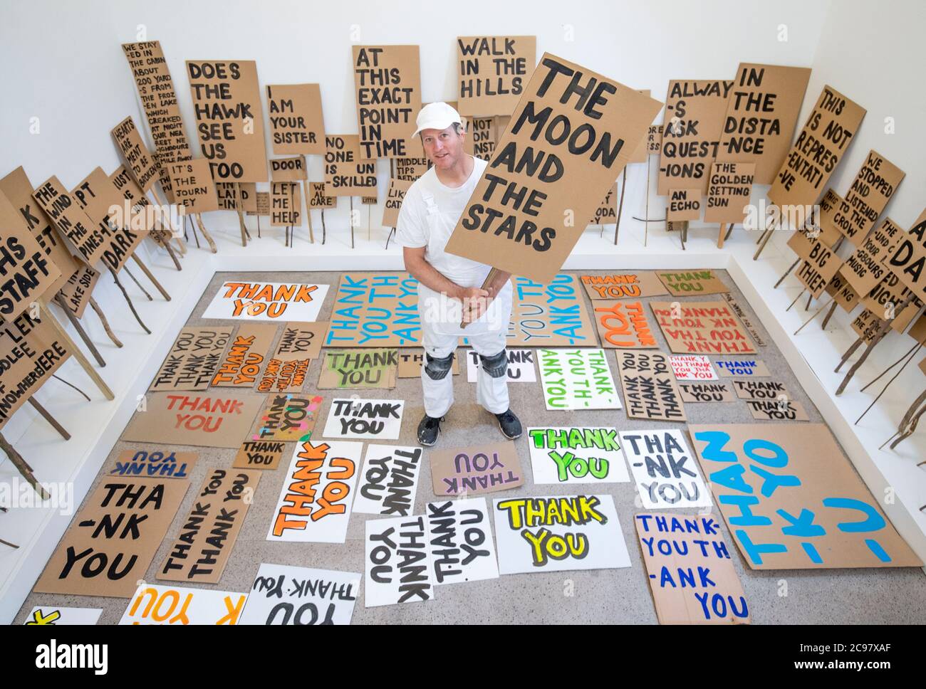 Künstler Peter Liversidge, der ein Sign Painting Studio betreibt, in dem Kunstwerke auf Bestellung zum Mitnehmen im Jupiter Artland, Edinburgh gemalt werden. Die Performance ist Teil von 'Happenings', einer Veranstaltungsreihe, die vom Werk des spätamerikanischen Avantgarde-Künstlers Allan Kaprow (1927-2006) inspiriert ist. Stockfoto