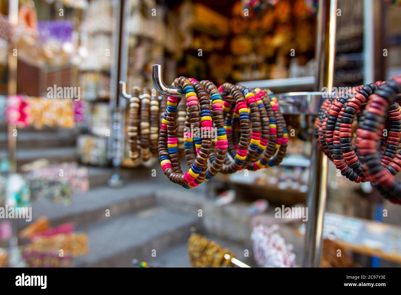 Nahaufnahme von handgefertigten dekorativen Perlen auf einem String-Typ Armbänder auf dem Display in einem lokalen Souvenirladen im berühmten Al-Hamidiyah Souq in Damaskus, Stockfoto