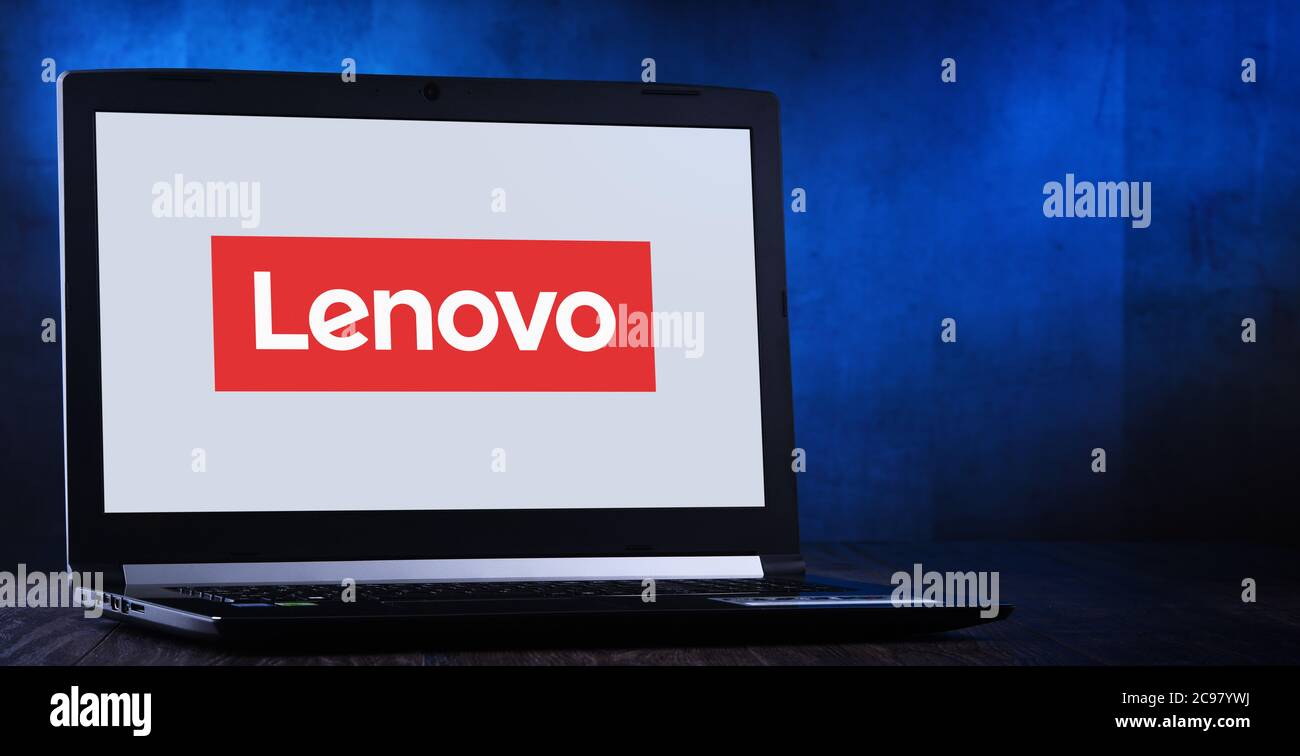 POZNAN, POL - 24. MÄRZ 2020: Laptop-Computer mit Logo von Lenovo, einem multinationalen Technologieunternehmen mit Hauptsitz in Peking, China Stockfoto