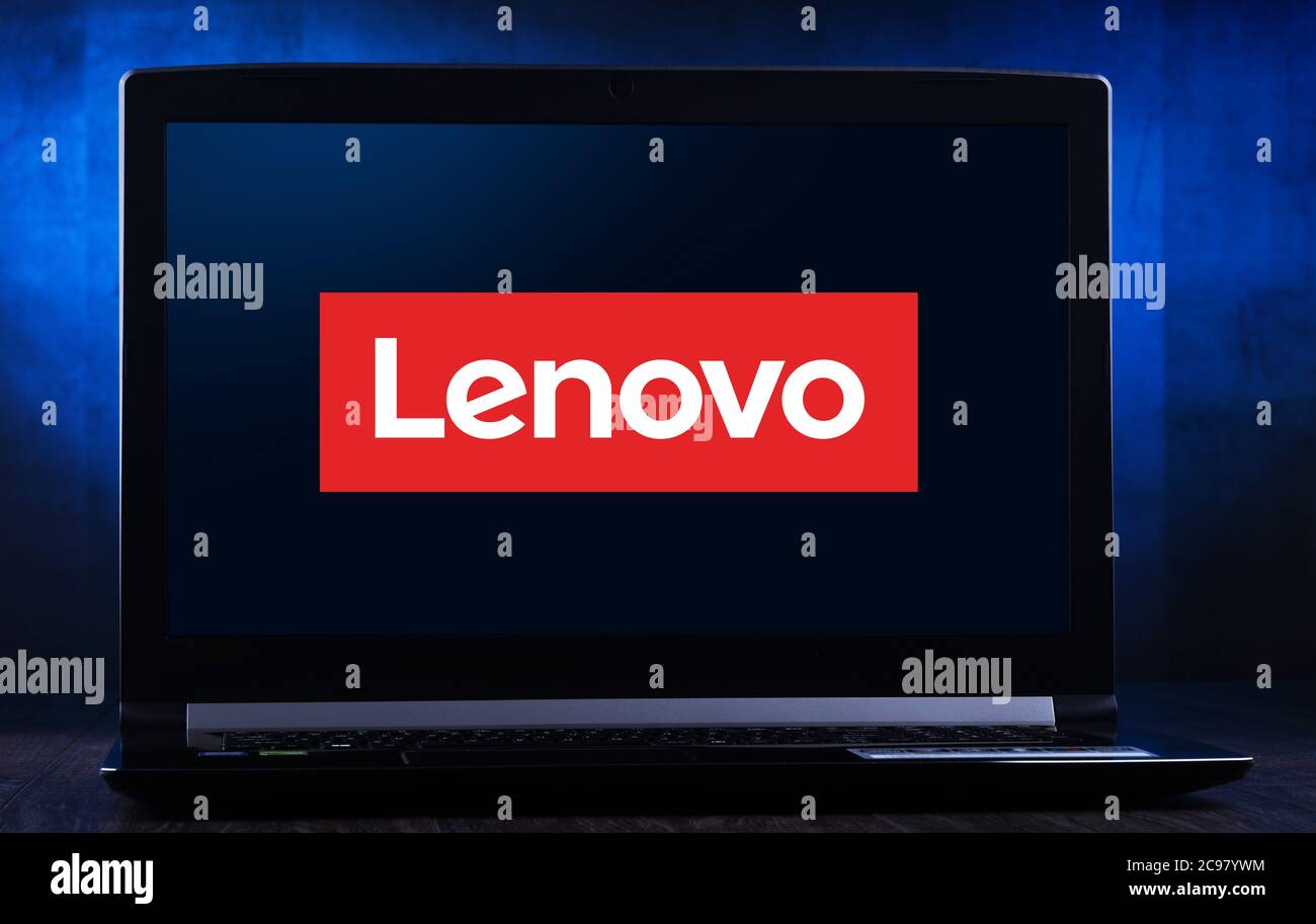 POZNAN, POL - 24. MÄRZ 2020: Laptop-Computer mit Logo von Lenovo, einem multinationalen Technologieunternehmen mit Hauptsitz in Peking, China Stockfoto