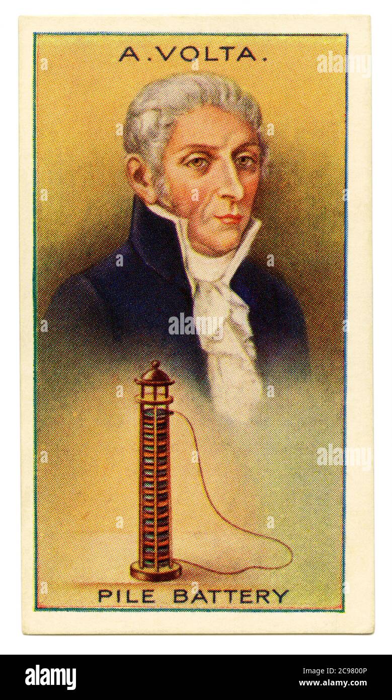 Eine alte Zigarettenkarte (c. 1929) mit einem Porträt von Alessandro Giuseppe Antonio Anastasio Volta (1745–1827) und einer Illustration seiner Pfahlbatterie. Volta war ein italienischer Physiker, Chemiker und Pionier der Elektrizität und der Energie, der als Erfinder der elektrischen Batterie und der Entdecker des Methans gutgeschrieben wird. 1799 erfand er den "Voltaic Pile". Mit dieser Erfindung hat Volta bewiesen, dass Elektrizität chemisch erzeugt werden kann. Voltas Erfindung erzeugte große wissenschaftliche Aufregung und andere führten ähnliche Experimente durch, die zur Entwicklung des Feldes der Elektrochemie führten. Stockfoto