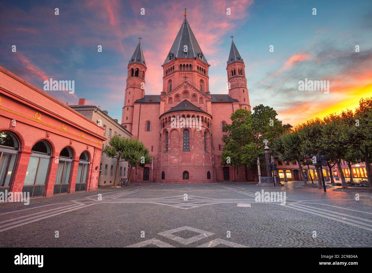 Mainz, Deutschland. Stadtbild der Mainzer Innenstadt mit Mainzer Dom bei schönem Sonnenuntergang. Stockfoto