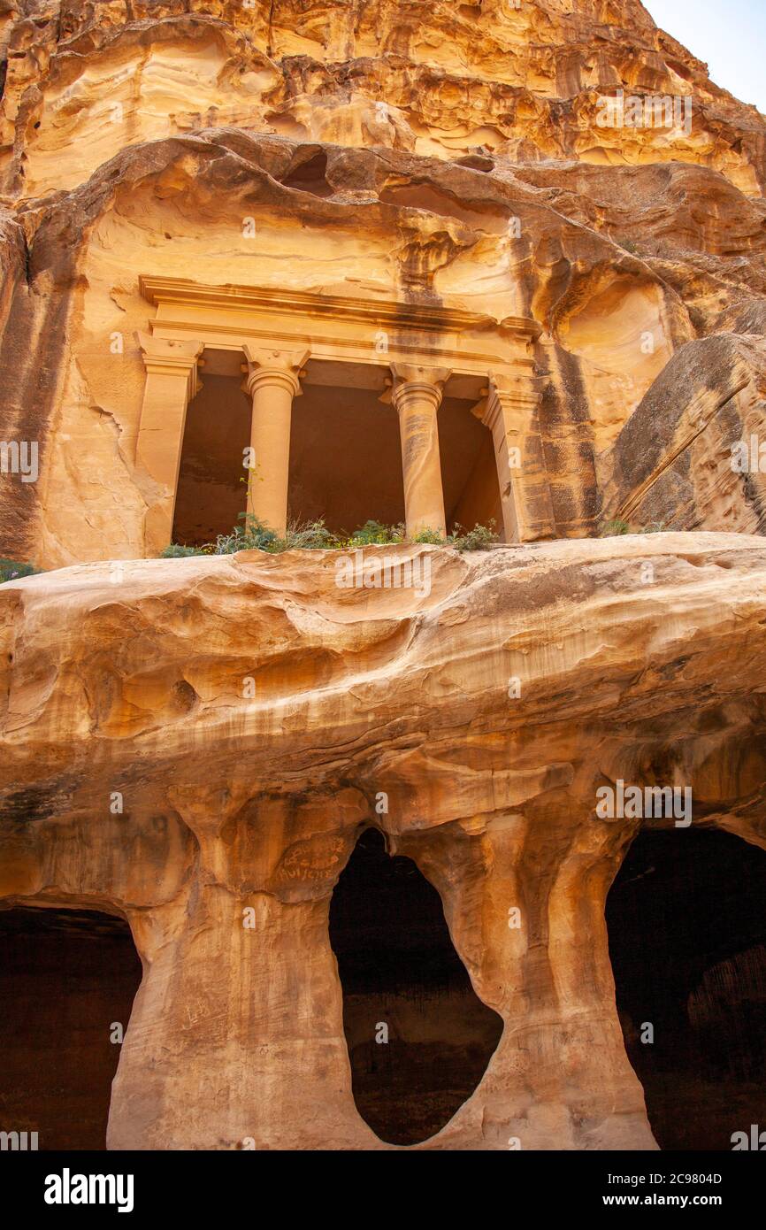 Ein altes Gebäude in Petra, Jordanien. Dies ist ein architektonisches Meisterwerk. Nomadische Menschen haben den roten Felsen in diese Tempel geschnitzt. Bild zeigt Th Stockfoto