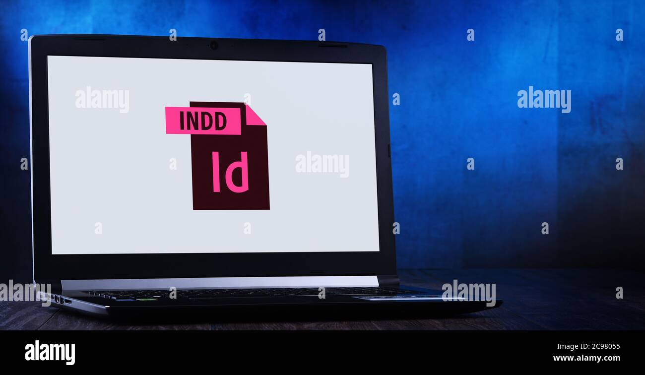 POZNAN, POL - 14. JULI 2020: Laptop-Computer mit Logo von Adobe InDesign, einer Desktop-Publishing- und Satz-Software-Anwendung von EINEM Stockfoto