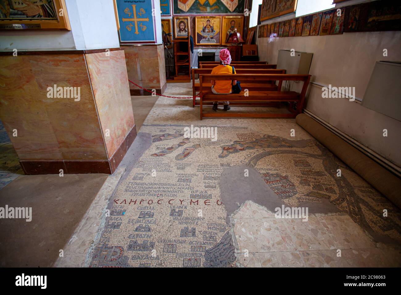 Madaba, Jordanien 04/02/2010: Innenraum der griechisch-orthodoxen Kirche von St. George, berühmt für seine umfangreiche Mosaikdekoration, einschließlich der Mosaikkarte von t Stockfoto