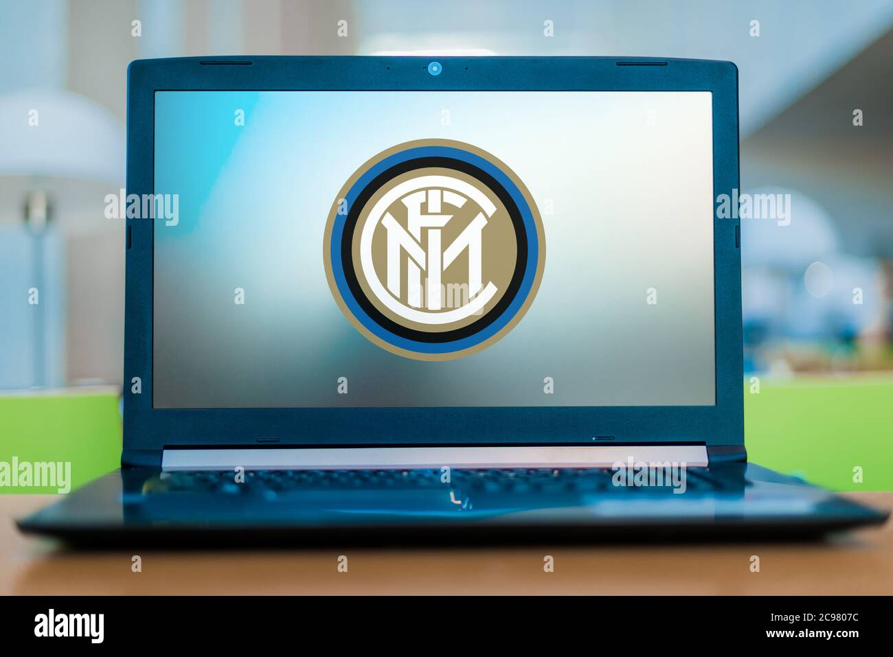 POZNAN, POL - 11. JUL 2020: Laptop-Computer mit Logo von Inter Mailand, einem italienischen Profi-Fußballverein mit Sitz in Mailand, Lombardei Stockfoto