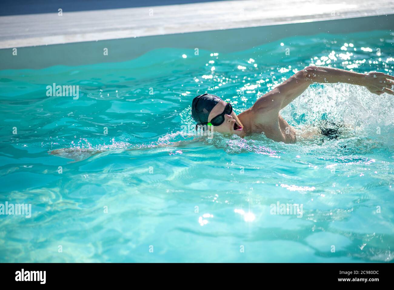 Schneller Schwimmer im Wasser an der Seite Mund öffnen Stockfoto