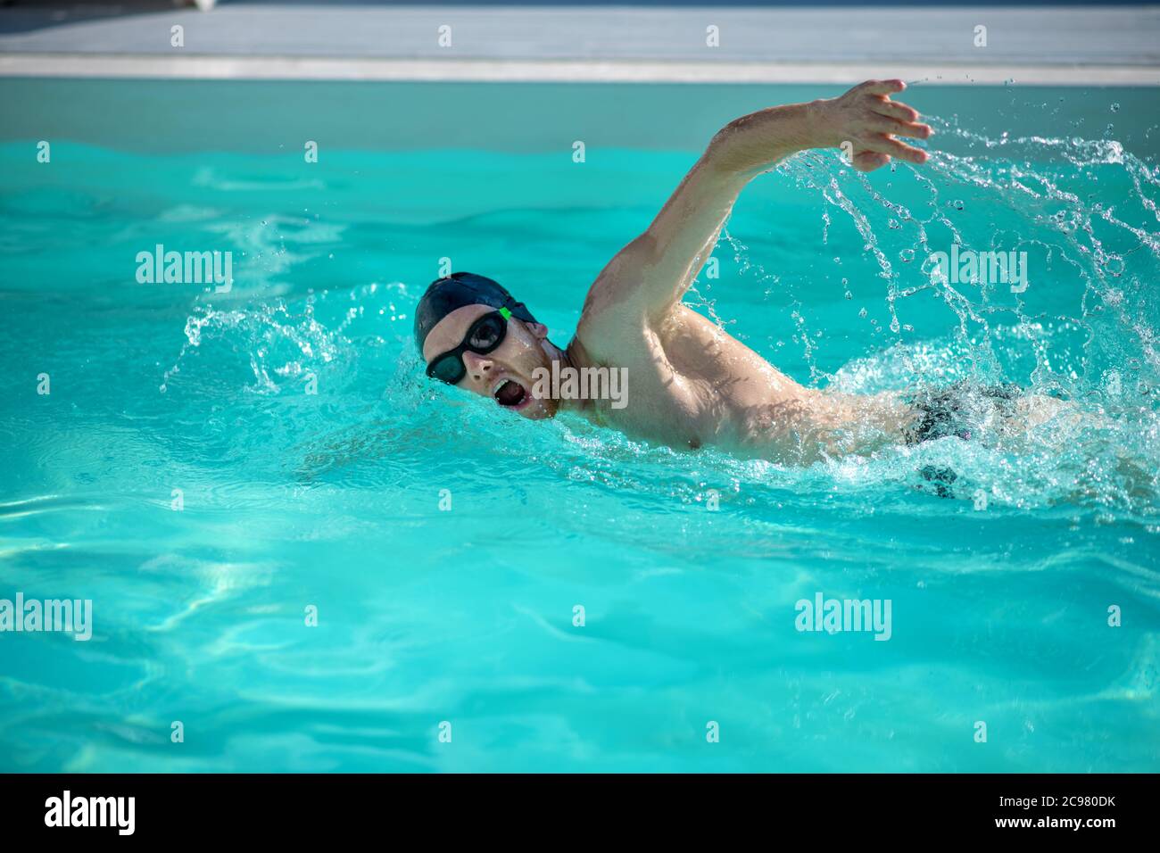 Männlich ausgezeichnete Schwimmer bewegen im Pool Wasser Stockfoto