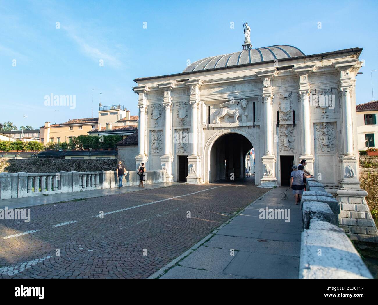 Porta San Tommaso mit Touristen auf dem Fahrrad auf der Straße in der Stadt Treviso Venedig, Venetien Italien Stockfoto