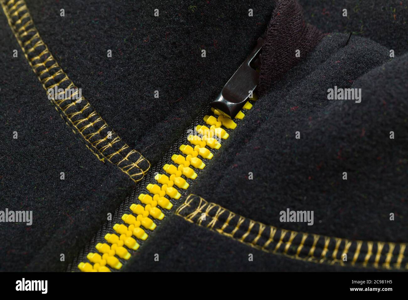 Gelber schwarzer Reißverschluss einer Sportjacke, Nahaufnahme Stockfoto