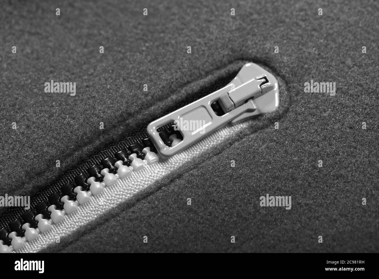Reißverschluss einer grauen Fleecejacke, Nahaufnahme Foto Stockfoto