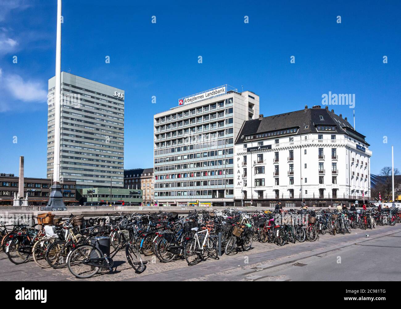 Fahrräder außerhalb des Hauptbahnhofs in Kopenhagen Dänemark mit dem Radisson Collection Royal Hotel, arbejdernes landsbank HQ & Plaza Hotel Stockfoto