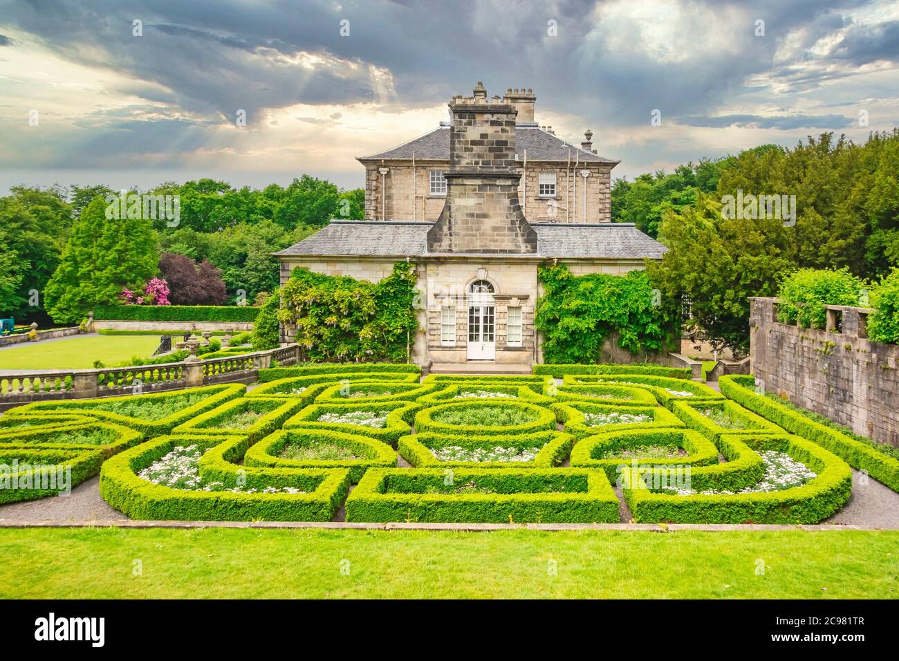 Das östliche Ende des Pollok House mit Garten, dem Stammhaus der Familie Stirling Maxwell, befindet sich im Pollok Country Park, Glasgow, Schottland, Großbritannien Stockfoto