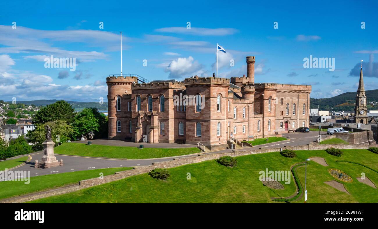 Inverness Castle Südseite in Inverness Schottland mit Statue von Flora MacDonald links Stockfoto