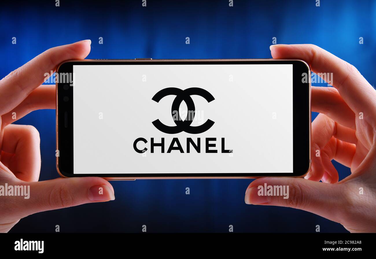 POZNAN, POL - JUN 12, 2020: Hand halten Smartphone mit Logo von Chanel, ein Luxus-Unternehmen, das sich auf High-Fashion und Ready-made Kleidung, l Stockfoto
