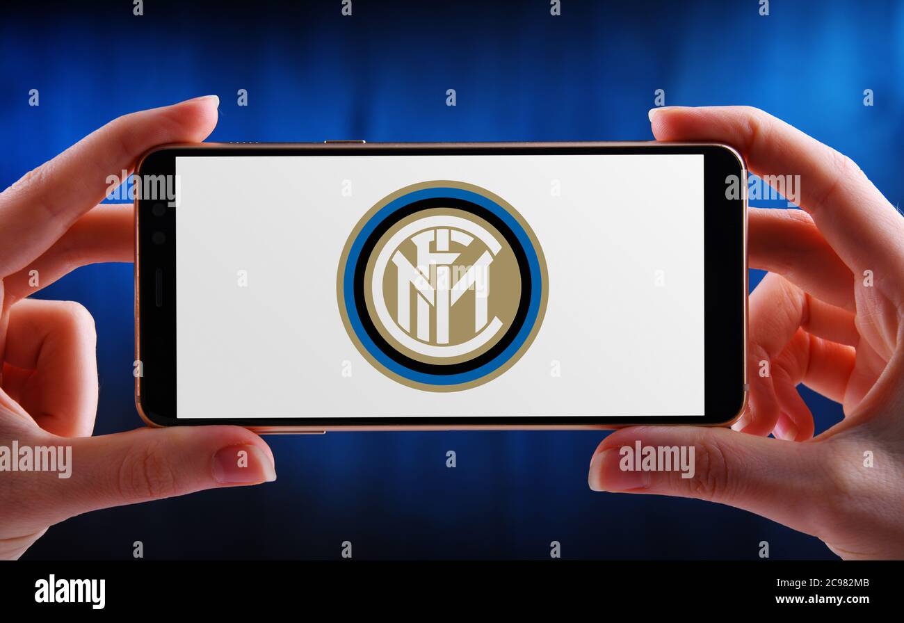 POZNAN, POL - 20. JUN 2020: Hände halten Smartphone mit Logo von Inter Mailand, einem italienischen Profi-Fußballverein mit Sitz in Mailand, Lombardei Stockfoto