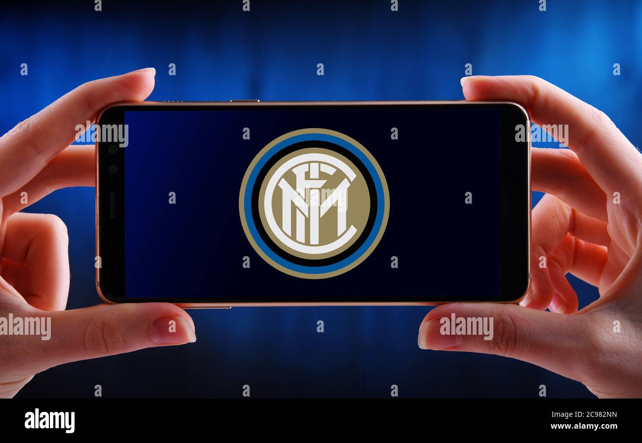 POZNAN, POL - 20. JUN 2020: Hände halten Smartphone mit Logo von Inter Mailand, einem italienischen Profi-Fußballverein mit Sitz in Mailand, Lombardei Stockfoto