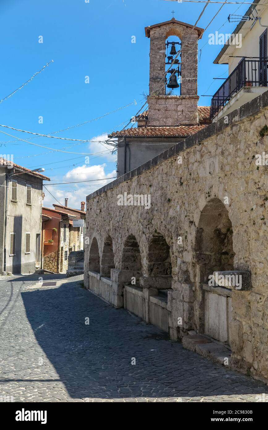 Platz des alten Wasserbrunnens mit dem Glockenturm der Kirche Santa Maria Assunta im Hintergrund, Stockfoto