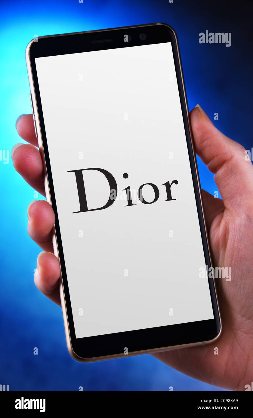 POZNAN, POL - 12. JUN 2020: Smartphone mit dem Logo von Dior, einem französischen Luxusgüterunternehmen Stockfoto