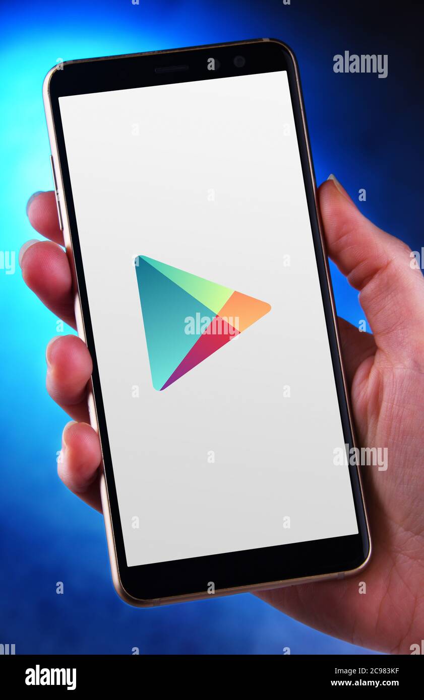 POZNAN, POL - JUN 12, 2020: Hand hält Smartphone mit Logo von Google Play, einem amerikanischen digitalen Distributionsdienst betrieben und entwickelt von Stockfoto
