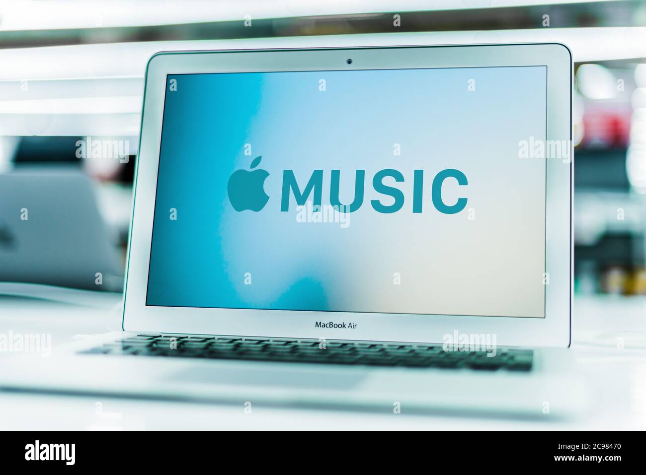 POZNAN, POL - 16. JUN 2020: Laptop-Computer mit Logo von Apple Music, einem Musik- und Video-Streaming-Dienst von Apple Inc Stockfoto