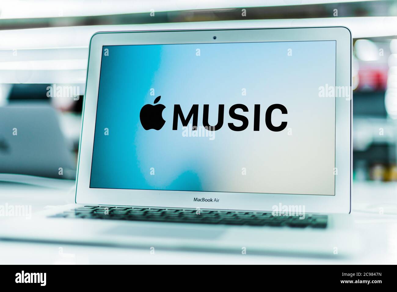 POZNAN, POL - 16. JUN 2020: Laptop-Computer mit Logo von Apple Music, einem Musik- und Video-Streaming-Dienst von Apple Inc Stockfoto