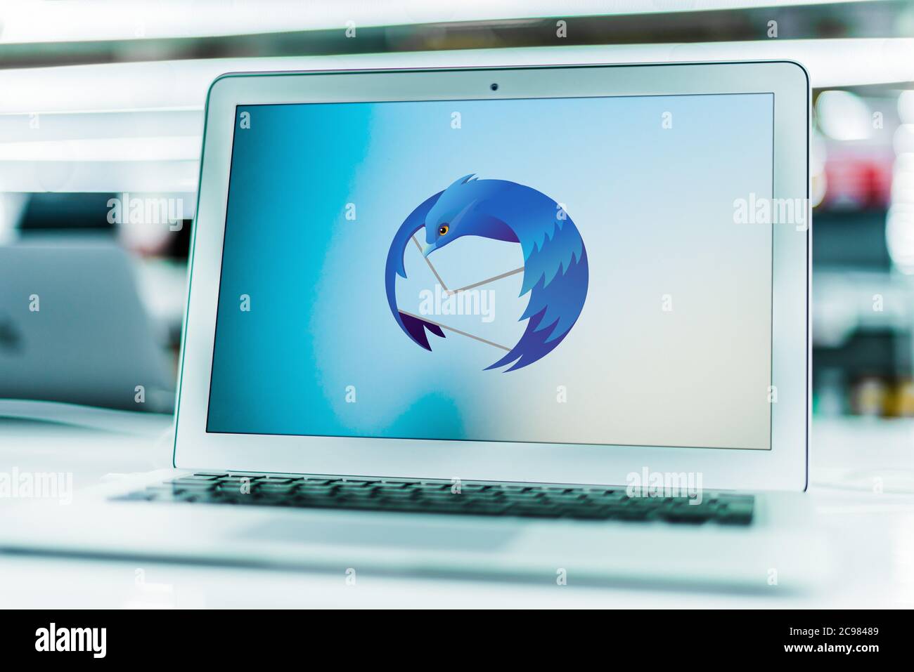 POZNAN, POL - 16. JUNI 2020: Laptop-Computer mit Logo von Mozilla Thunderbird, einem kostenlosen und Open-Source-Cross-Plattform-E-Mail-Client, News-Client, R Stockfoto