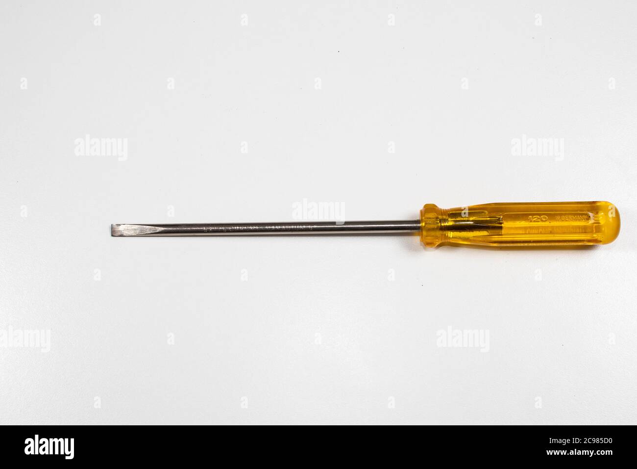 Ein Schlitzschraubendreher mit Griff gelb und lomg Ende Stockfoto