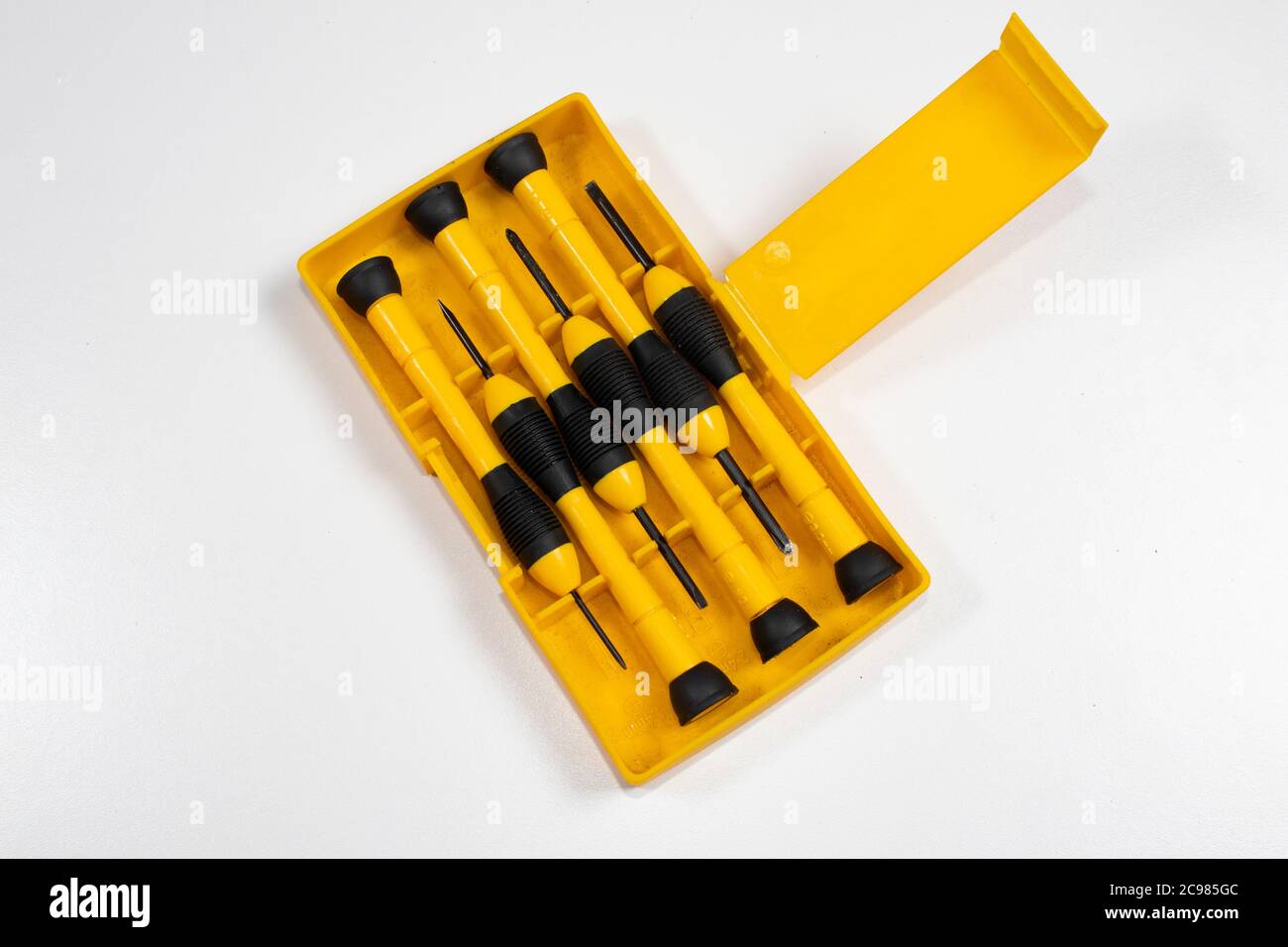 Ein Satz flacher und kreuzschlitzschraubendreher mit Isolator, magnetisch und mit rotem und gelbem und schwarzem Griff in einer Box Stockfoto