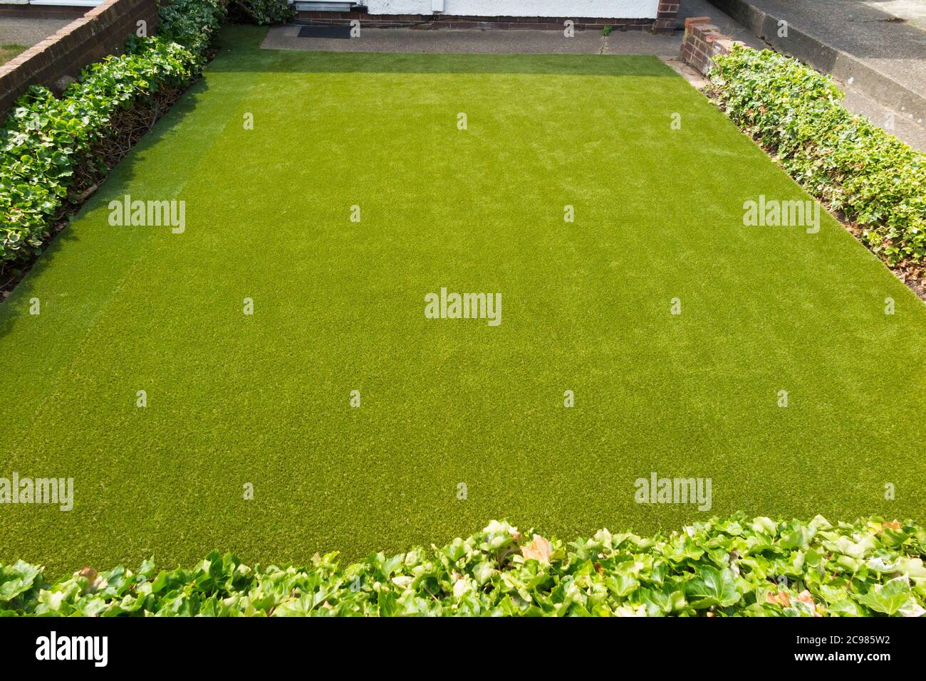 Kunstrasen / neu gelegt Astrorasen perfekte Rasen im Vorgarten in England Großbritannien. (119) Stockfoto