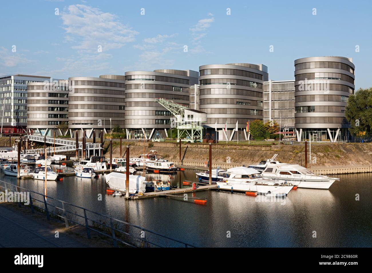 Fünf Boote, Bürohäuser, Marina, Duisburg, Innenhafen Stockfoto