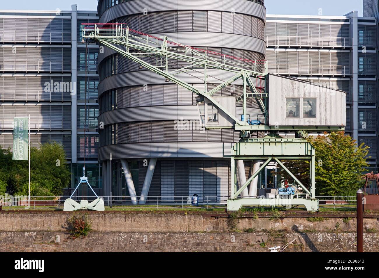 Alter Hafenkran vor Five Boats, Bürohäuser, Marina, Duisburg, Innenhafen, Detail Stockfoto